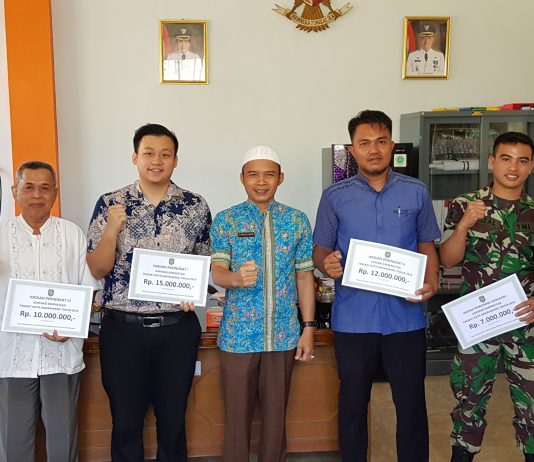 Koperasi Berprestasi Kota Singkawang Tahun 2019 Penyerahan Piagam dan Hadiah Oleh Kepala Dinas Perdagangan, Perindustrian, Koperasi dan UKM Kota Singkawang