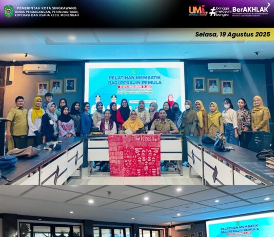 “Pelatihan Membatik bagi IKM Perajin Pemula di Kota Singkawang TA. 2025″ di Ruang Bumi Betuah Kantor Wali Kota Singkawang. Kegiatan dibuka secara resmi oleh Kepala Dinas Perdagangan, Perindustrian, Koperasi, dan UKM Kota Singkawang.